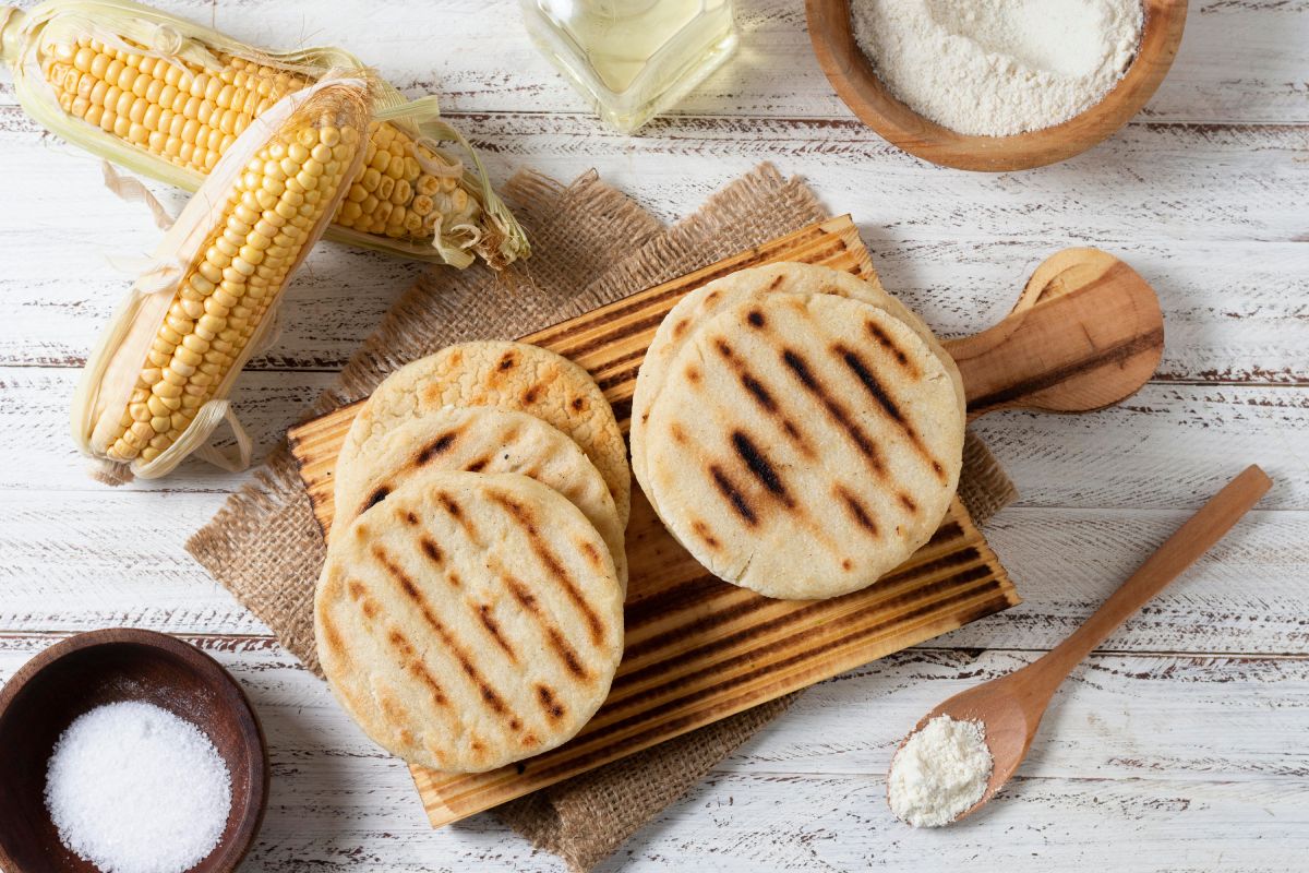 Arepas tostadas sobre una tabla de madera