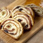 Pan de jamon venezolano servido en una tabla de madera