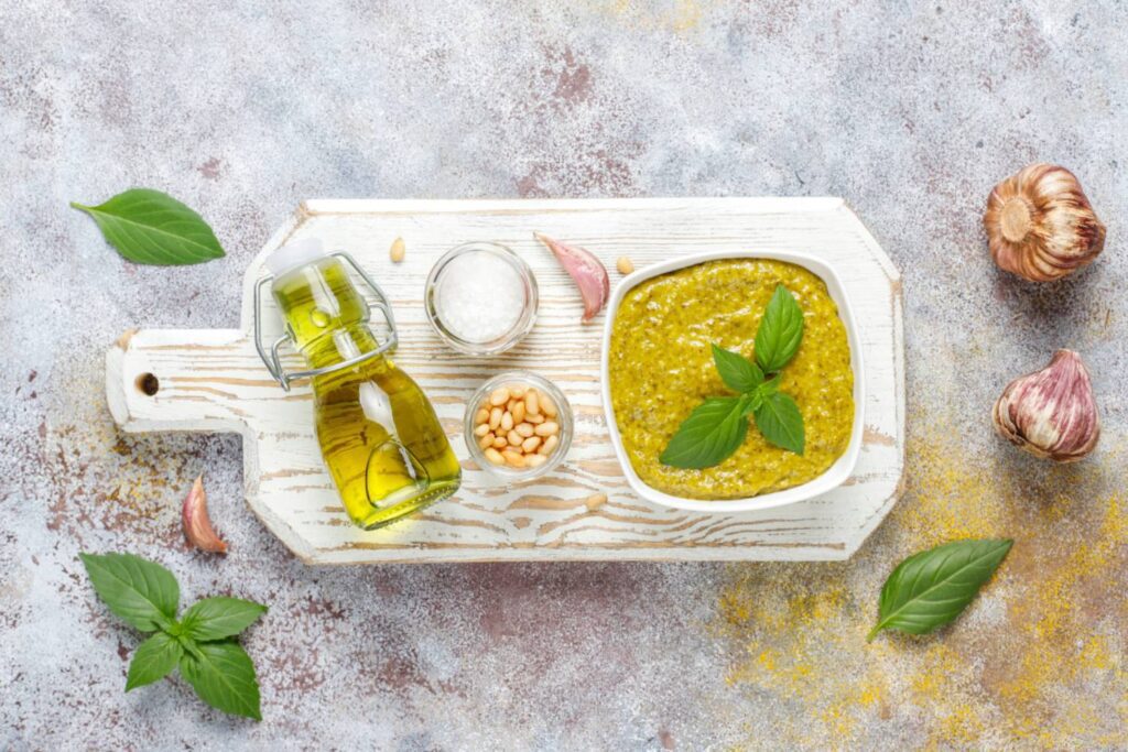 Pesto de albahaca con ingredientes organicos