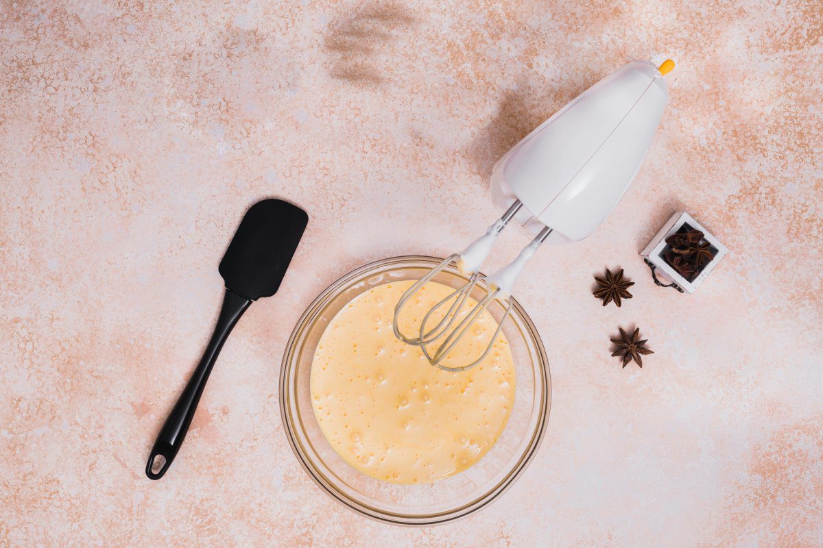 Preparando ponche de crema casero