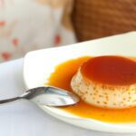 Quesillo de auyama sobre un plato con un cucaracha listo para ser comido