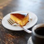 Quesillo venezolano servido con café