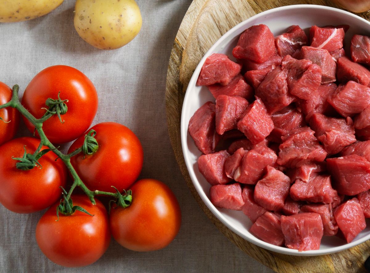 Carne cortada para preparar tomaticán