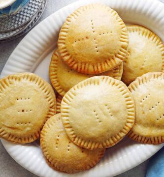 Coyotas de sonora, servidas en un plato blanco