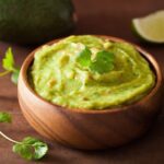 Foto detallada de crmea de palta chilena servida en un cuenco de madera