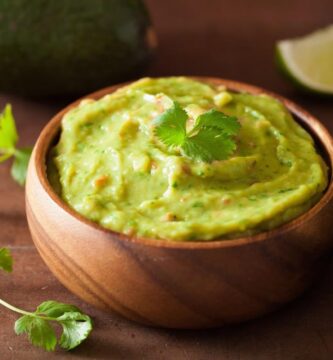 Foto detallada de crmea de palta chilena servida en un cuenco de madera
