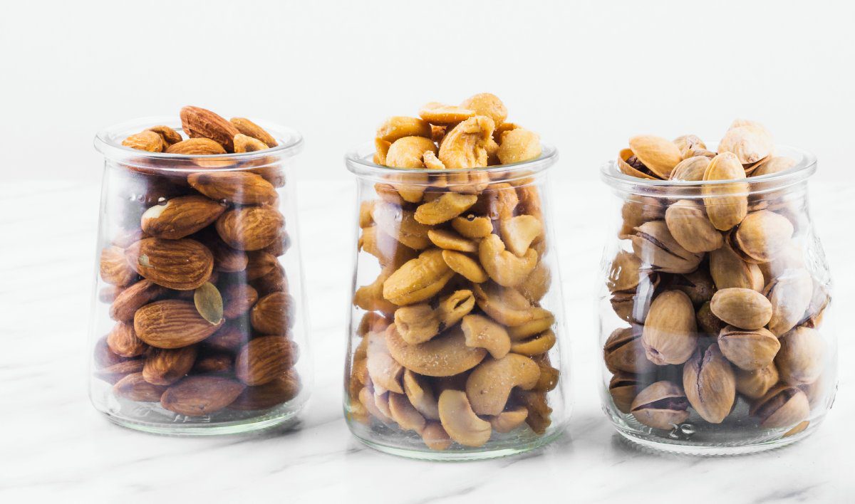Frutos secos en vasos de cristal