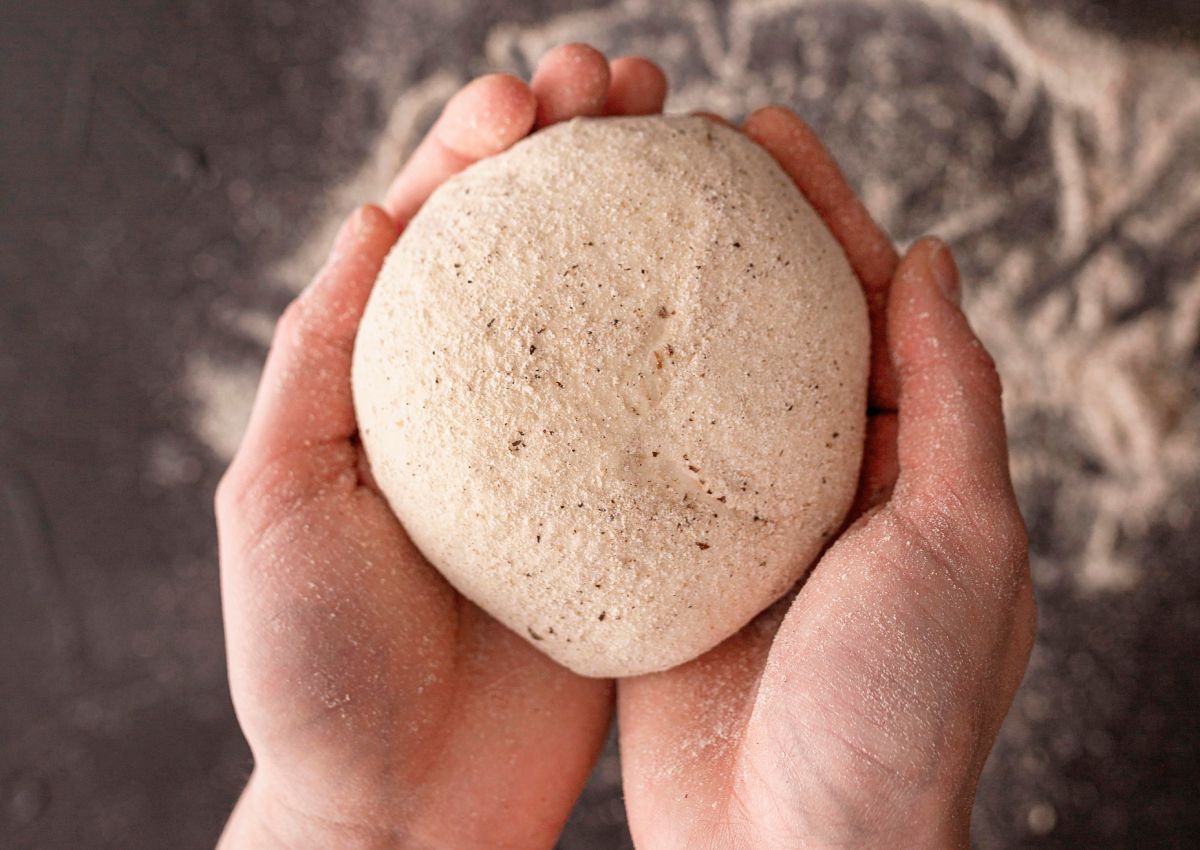 Bola de masa húmeda en manos