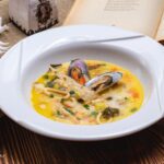 Paila marina servida en un plato blanco