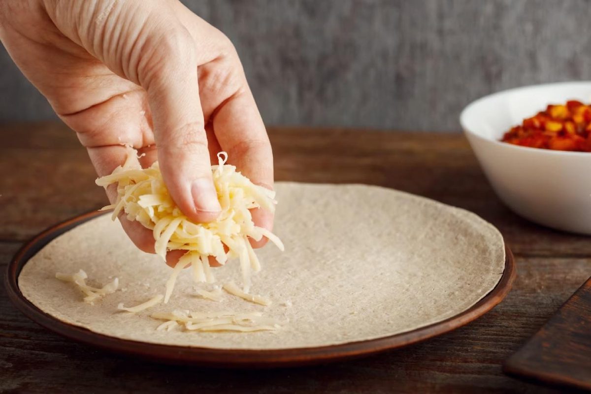 Rellenando tacos al pastor