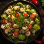 Ceviche verde, servido en una mesa con otros ingredientes