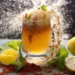 Emoliente peruano servido con limones en la mesa