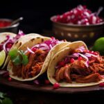 tacos de cochinita pibil servidos con limón