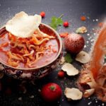 Tinga de setas servidas en un lienzo negro con otros ingredientes