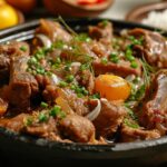 Plato de adobo arequipeño recién servido