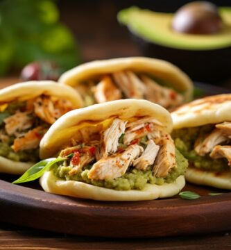 Aprea reina pepiada, servida en un plato de madera