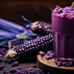 Chicha morada peruana, servida con maiz morado de fondo