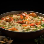 Chupe de mariscos peruano, servido en un sartén