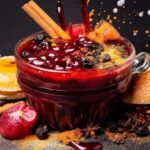 Mazamorra morada, servida con palitos de canela